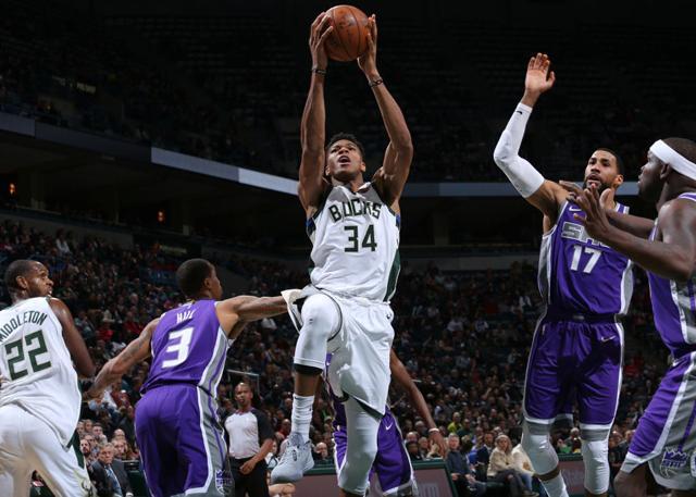 开云体育-雄鹿轻取上海队，福克斯刷新纪录的简单介绍